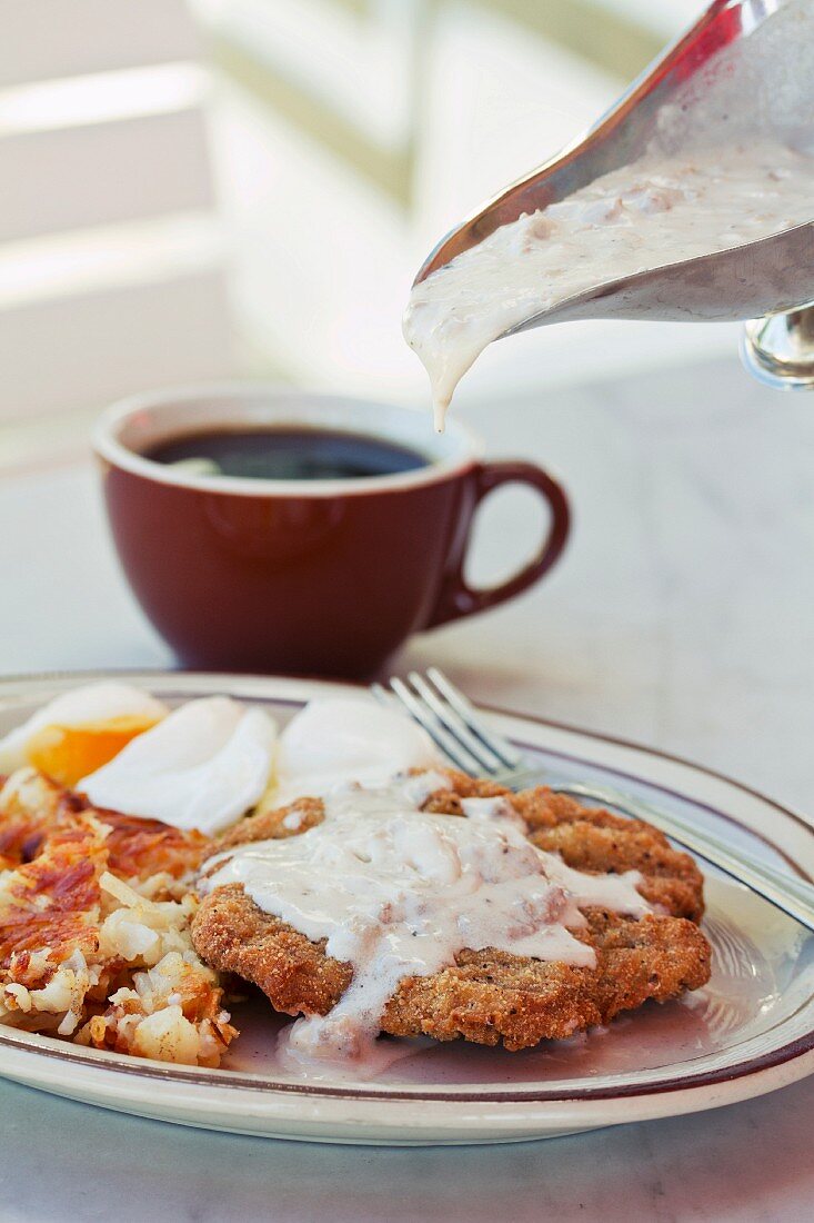 Chicken escalope with fried potatoes, egg and gravy (USA)