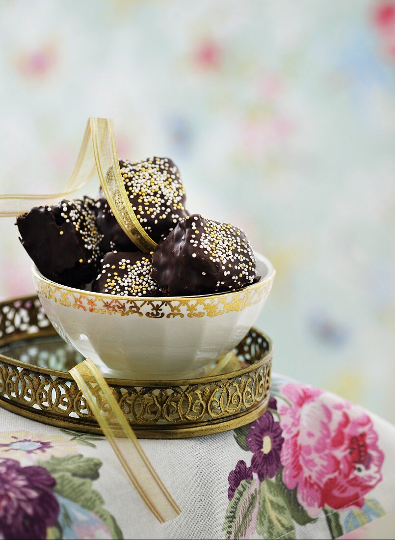 Marzipankonfekt mit Schokoladenglasur und Zuckerperlen