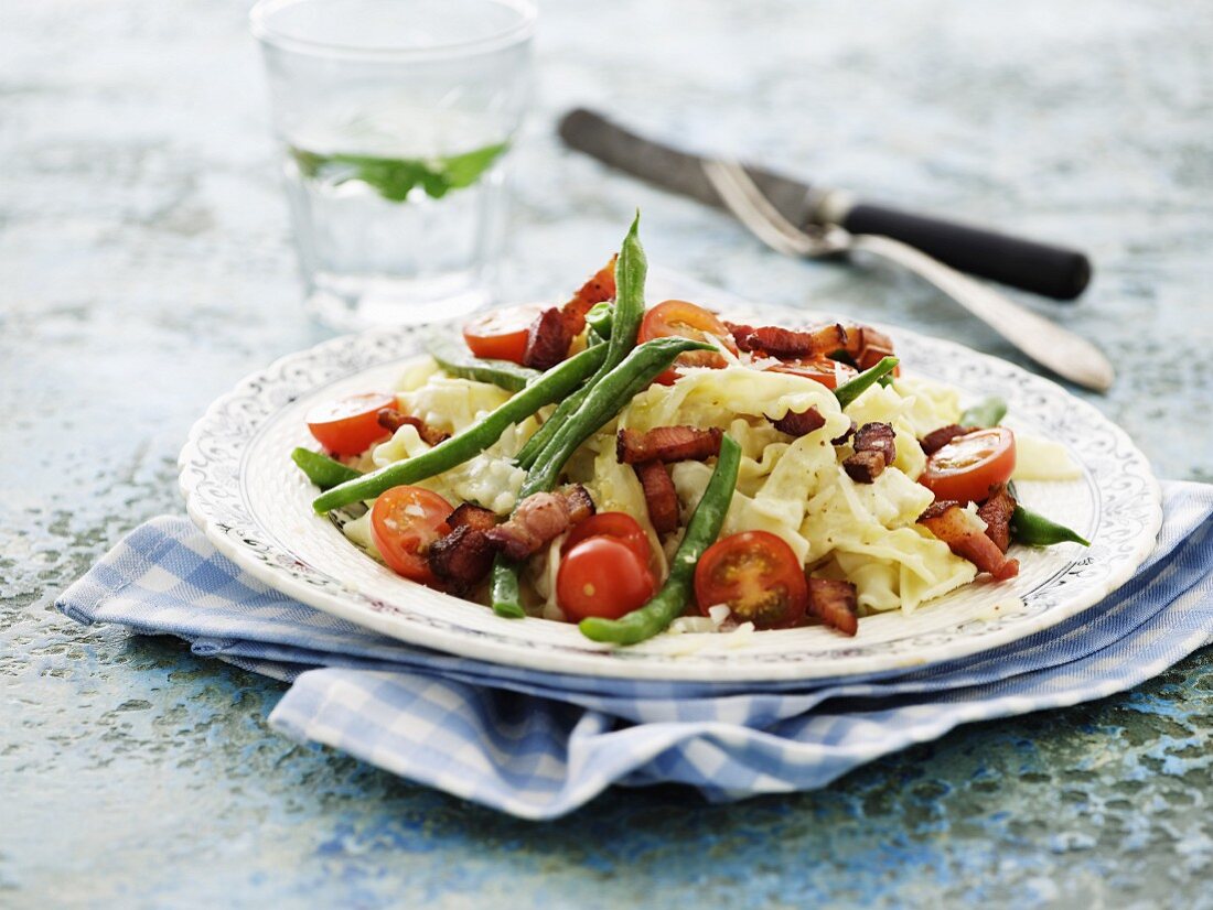 Nudeln mit Speck, grünen Bohnen und Tomaten