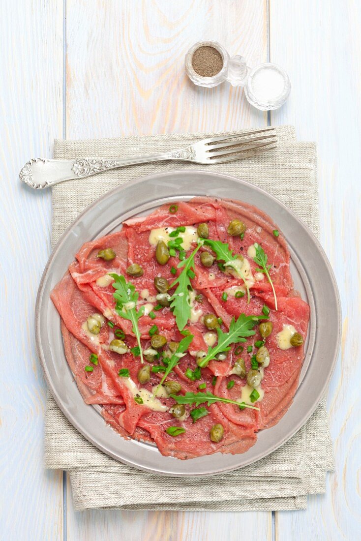 Carpaccio mit Kapern und Rucola