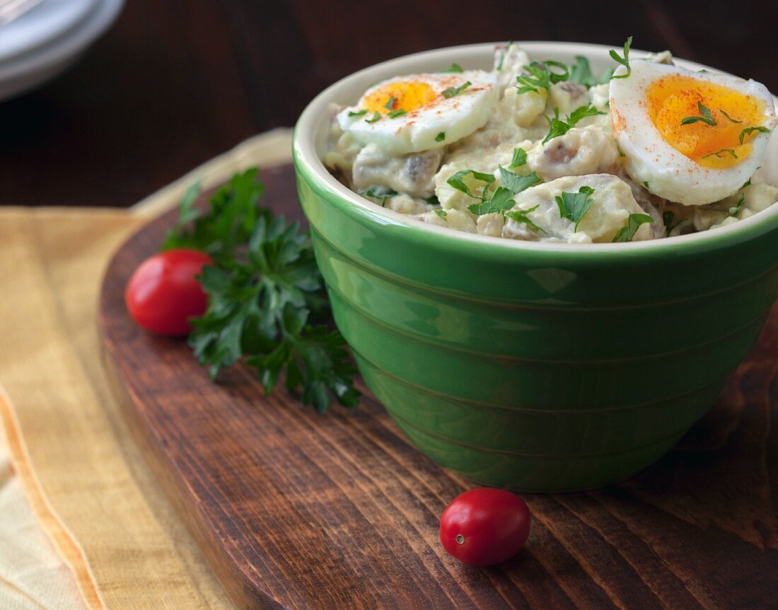 Kartoffelsalat mit hartgekochten Eiern und Petersilie