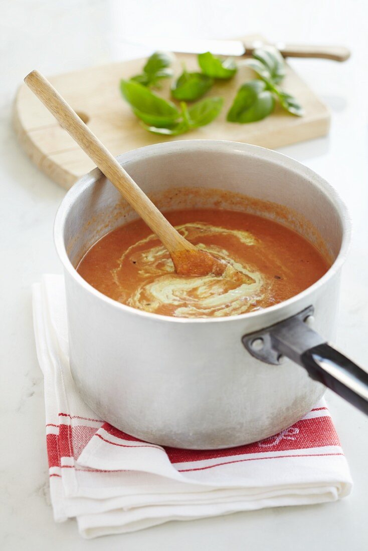 Tomatensuppe mit Basilikum im Kochtopf