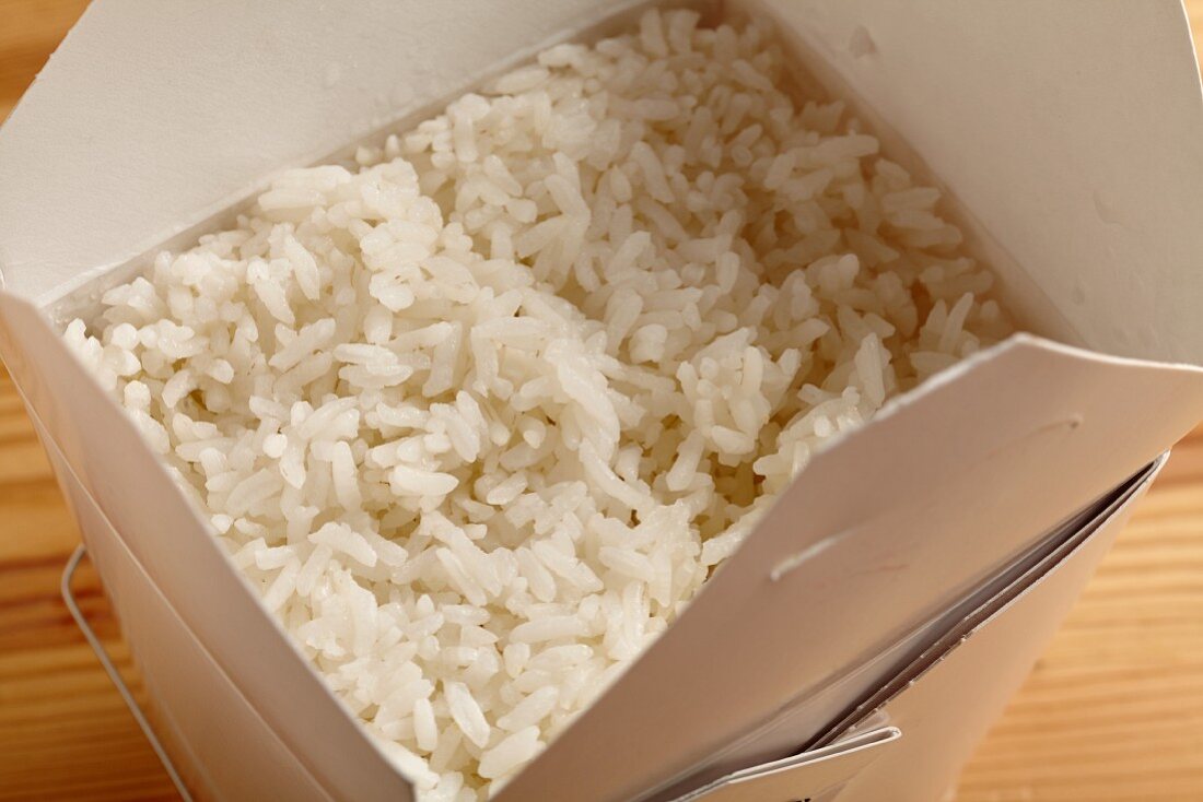 Gedämpfter Reis im Take-Out-Behälter