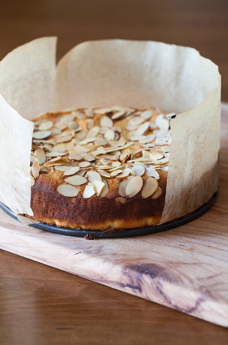 Lemon ricotta cake with almonds