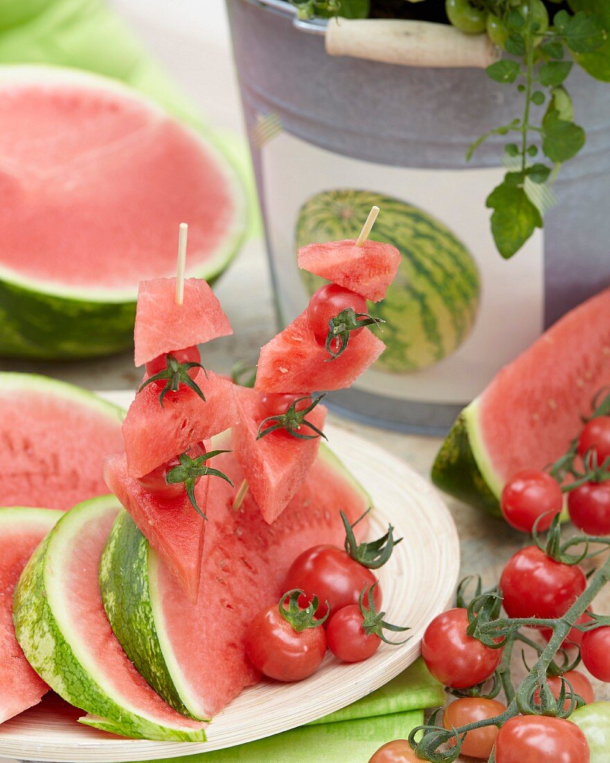 Wassermelonenspalten & Melonen-Tomaten-Spiesschen