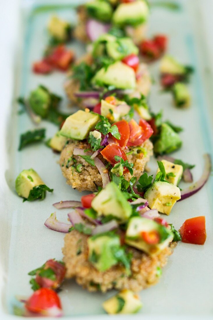 Quinoapuffer mit Avocadosalsa