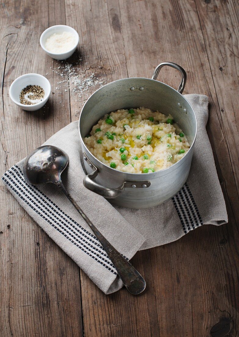 Erbsenrisotto im Kochtopf