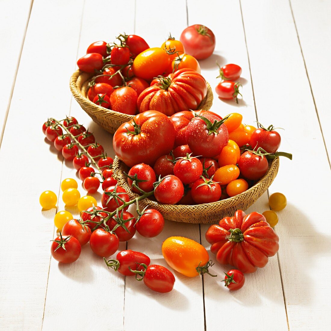 Viele verschiedene Tomaten in Körben und daneben