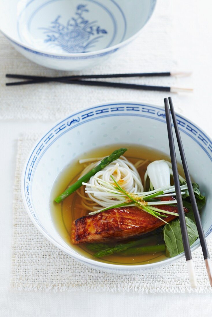 Broth with rice noodles, salmon and asparagus (Asia)