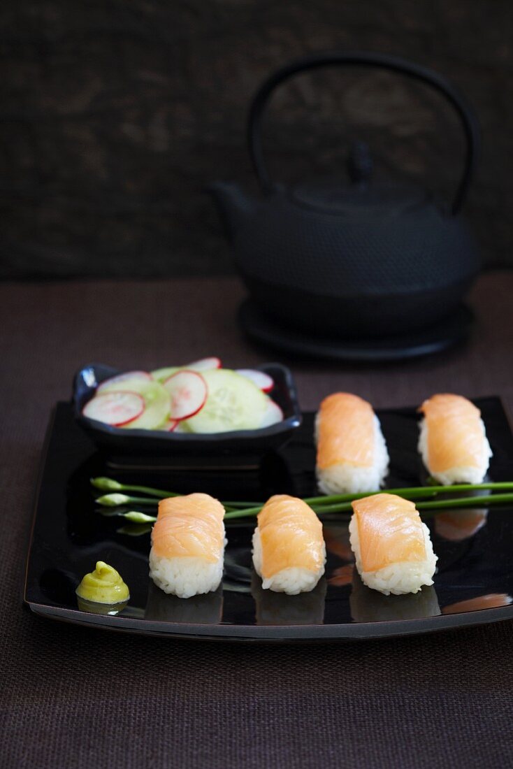 Lachs-Sushi mit Wasabi und Gurkensalat