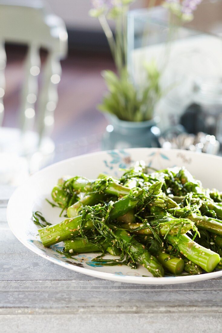 Gekochter Spargel mit gedünstetem Rucola und Sesam