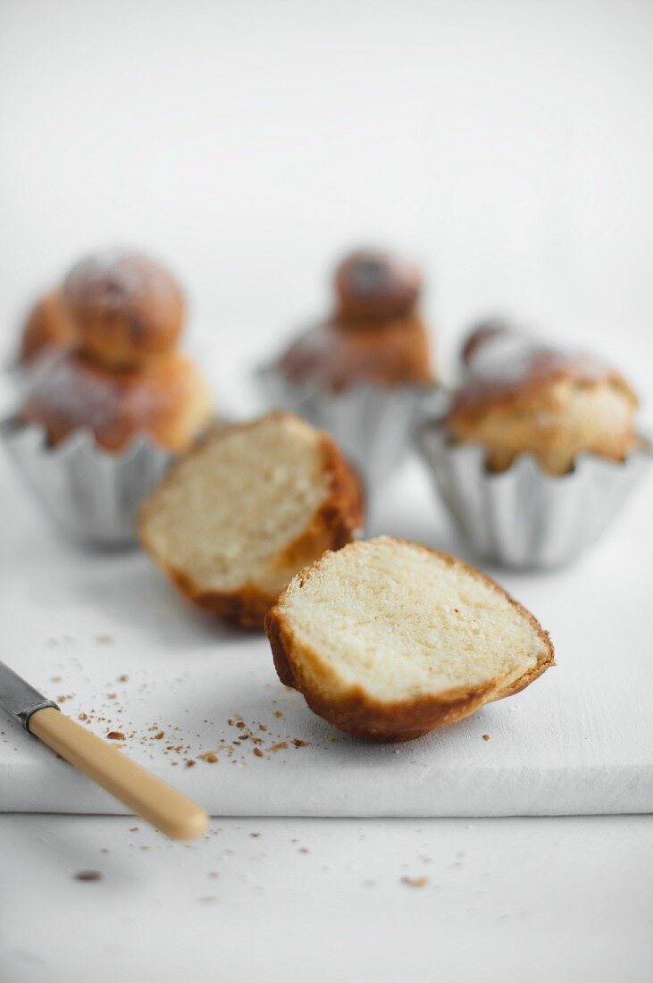 Halbierte Brioche auf weißem Schneidebrett