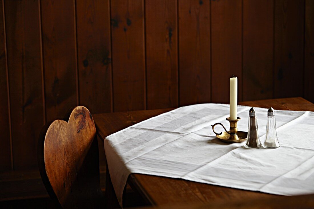 Schlicht gedeckter Tisch in einem Gasthaus