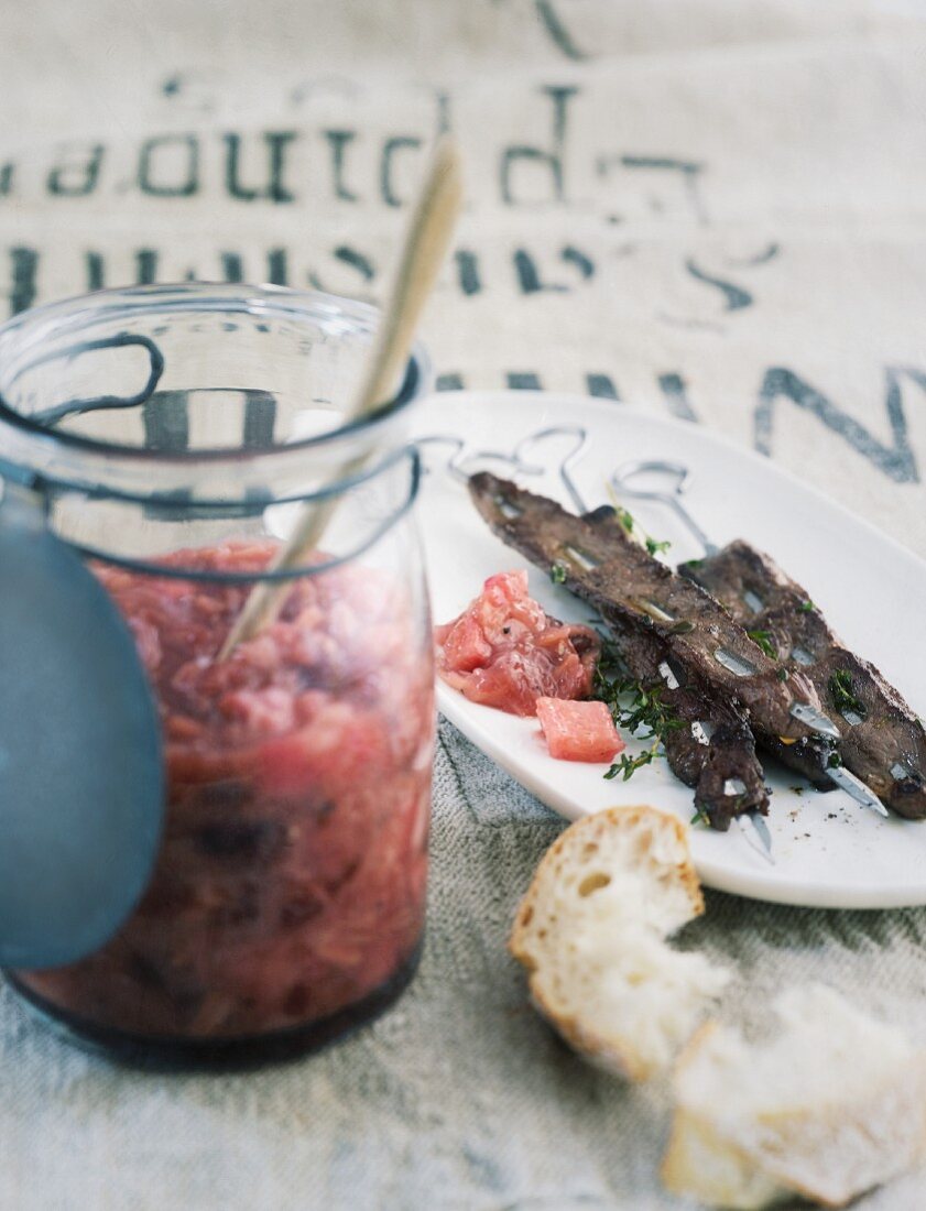 Rhabarberchutney mit Hirschspiessen auf grobem Leinen