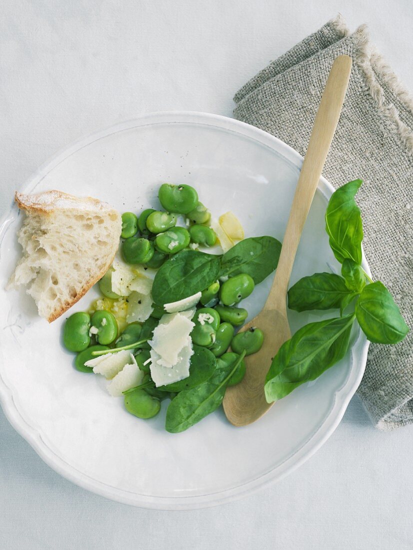 Saubohnen-Parmesan-Salat mit Basilikum und Weißbrot