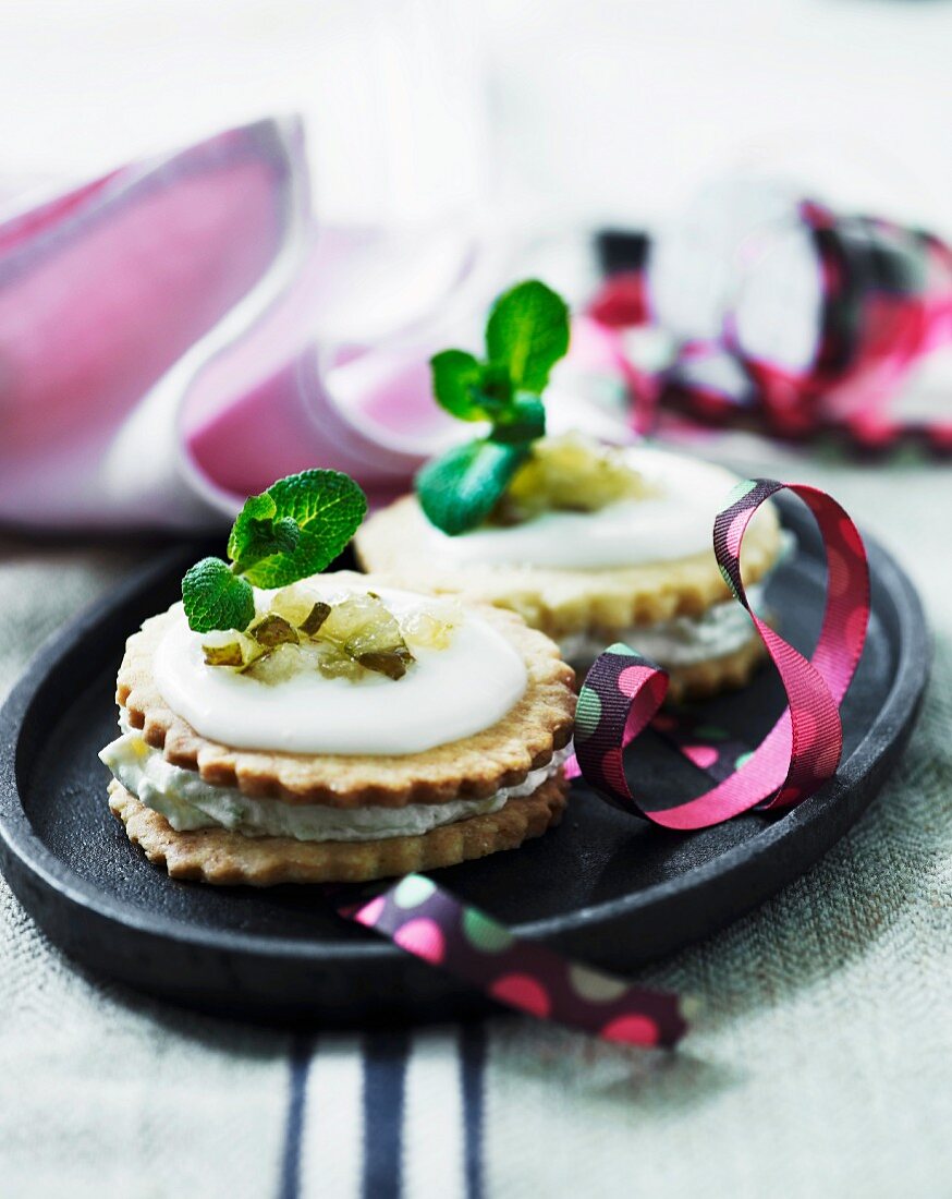 Savoury shortcrust tartlets with cream cheese and gherkins