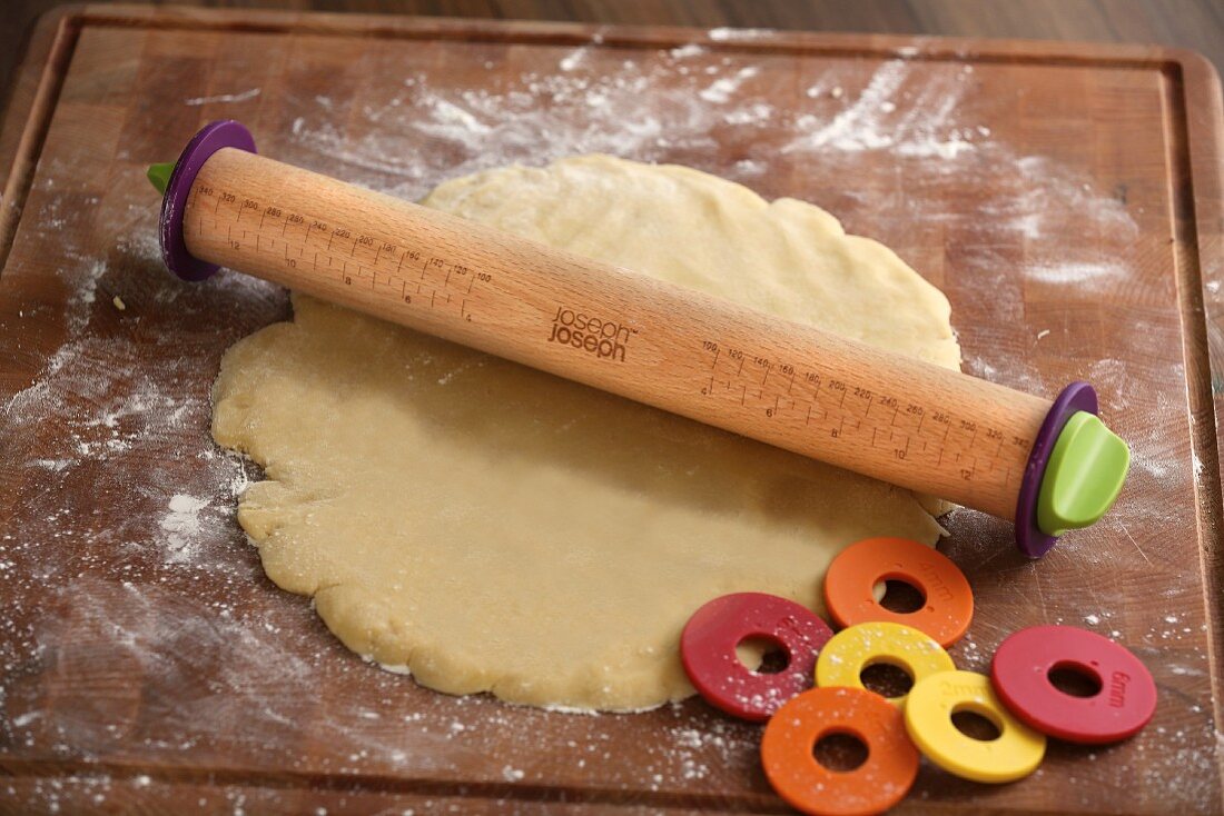 A rolling pin with various discs to adjust the thickness of the pastry