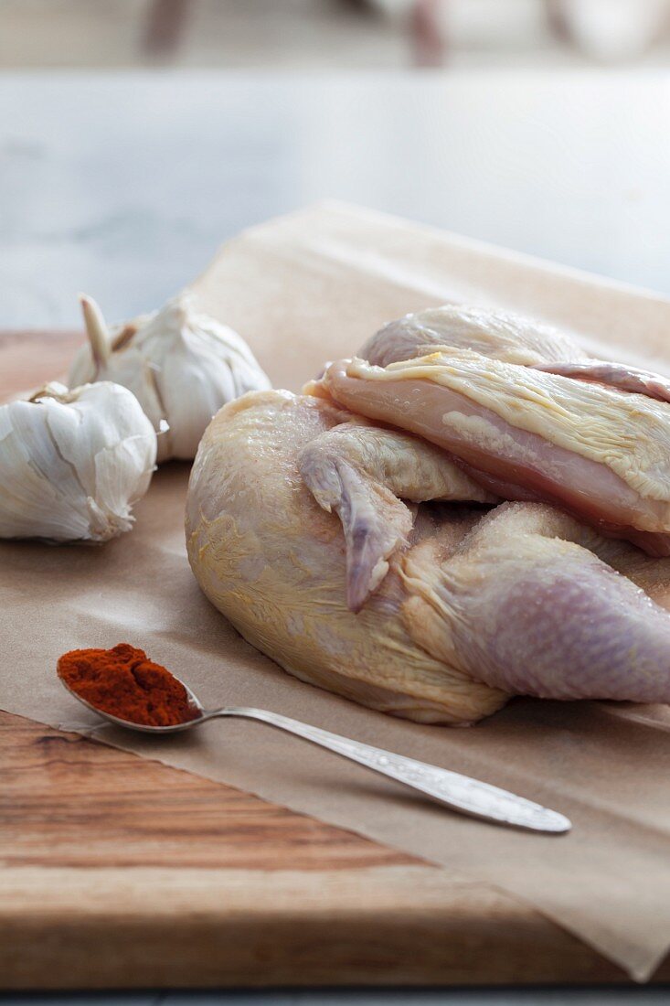Rohes Huhn mit Paprikapulver und Knoblauch