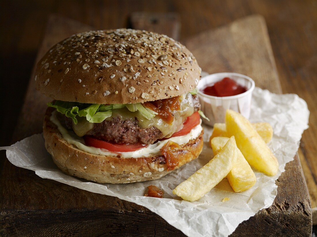 Cheeseburger mit Pommes frites und Ketchup