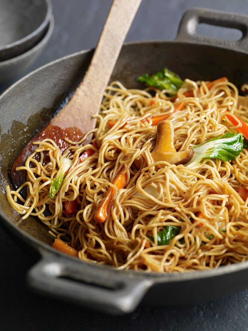 Fried noodles and vegetables in a wok