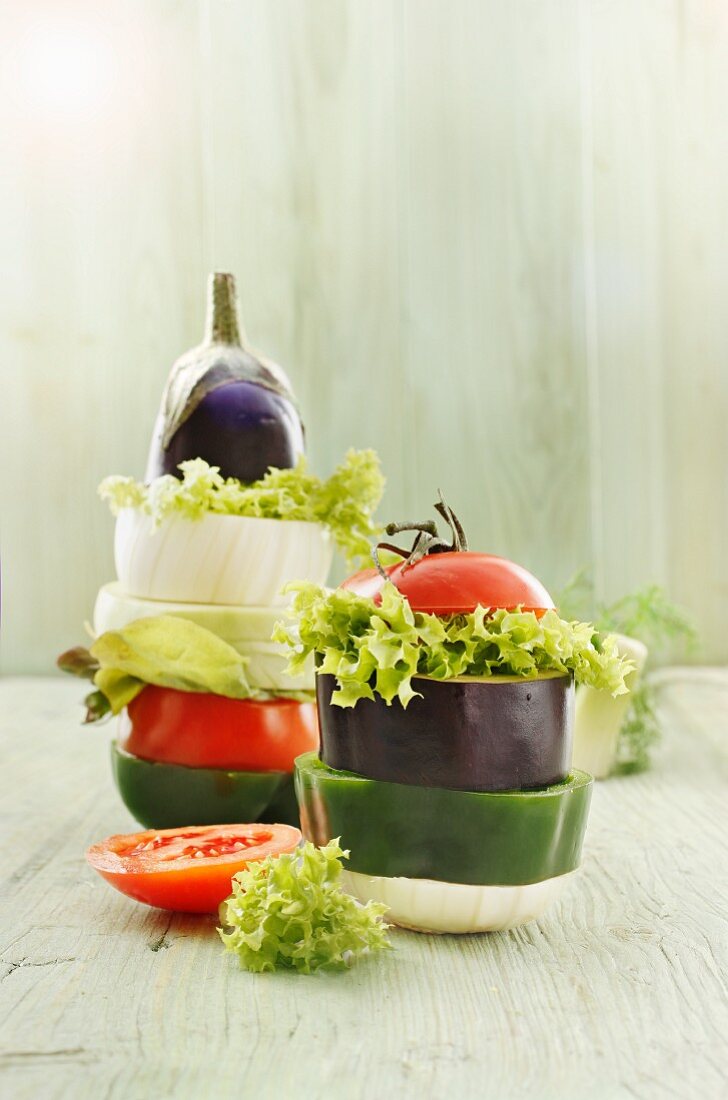Gemüsestapel aus Zwiebel, Paprikaschote, Aubergine, Salat und Tomate