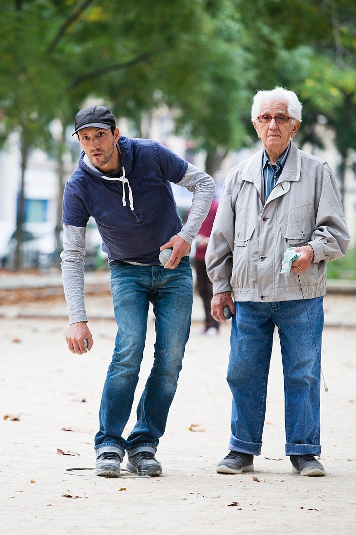 Ein junger und ein älterer Herr beim Boule spielen, Paris