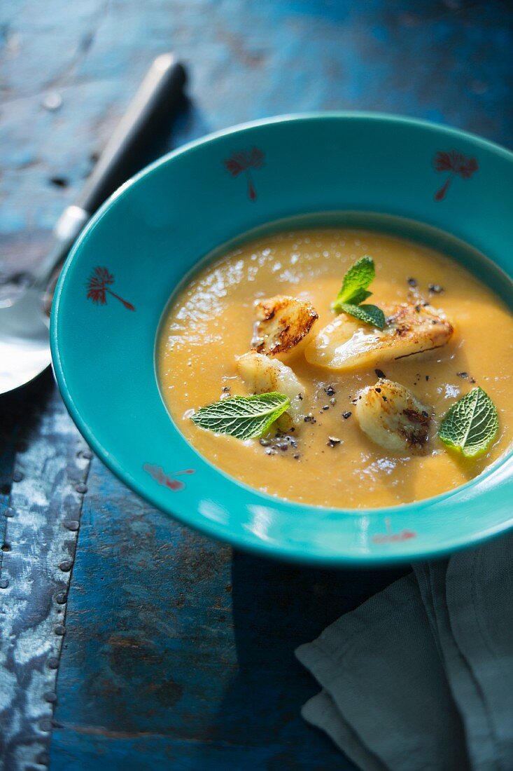 Banana and onion soup with mint