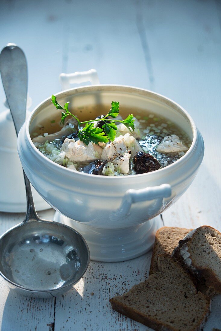 Zwiebelsuppe mit Hähnchen