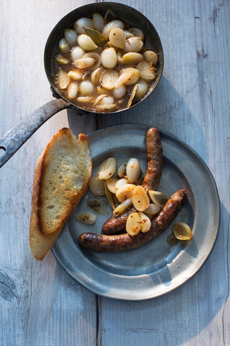 Lammwürste mit Zwiebeln und Röstbrot