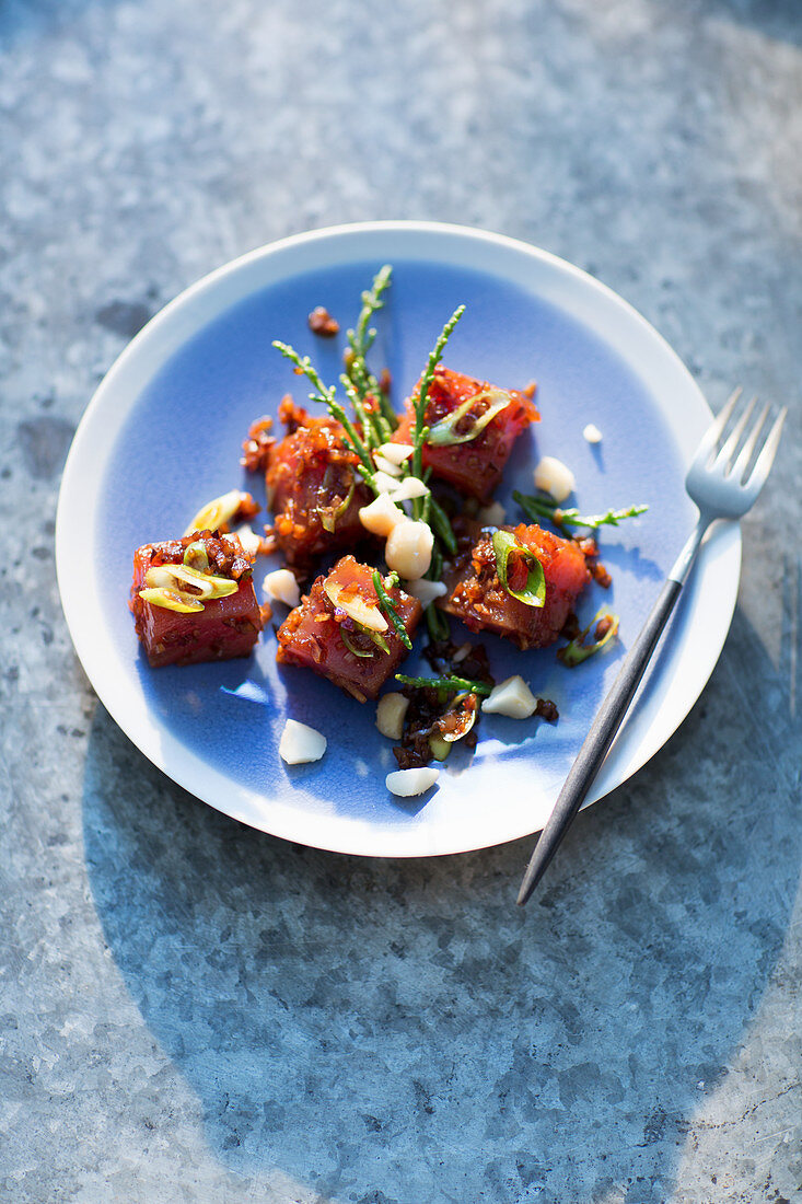 Diced tuna with glasswort