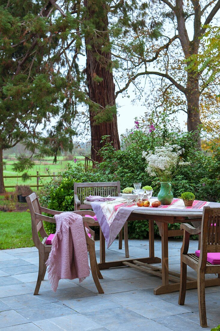 Essplatz auf Terrasse, im Hintergrund Pferdekoppel