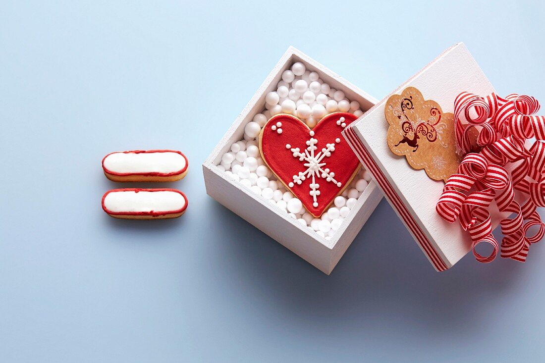 Rot-weiße Weihnachtsplätzchen und Weihnachts-Herz in einer Geschenkschachtel