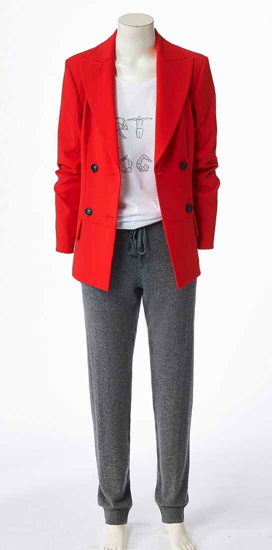 Roter Blazer, weisses Shirt und graue Hose an Schaufensterpuppe ohne Kopf