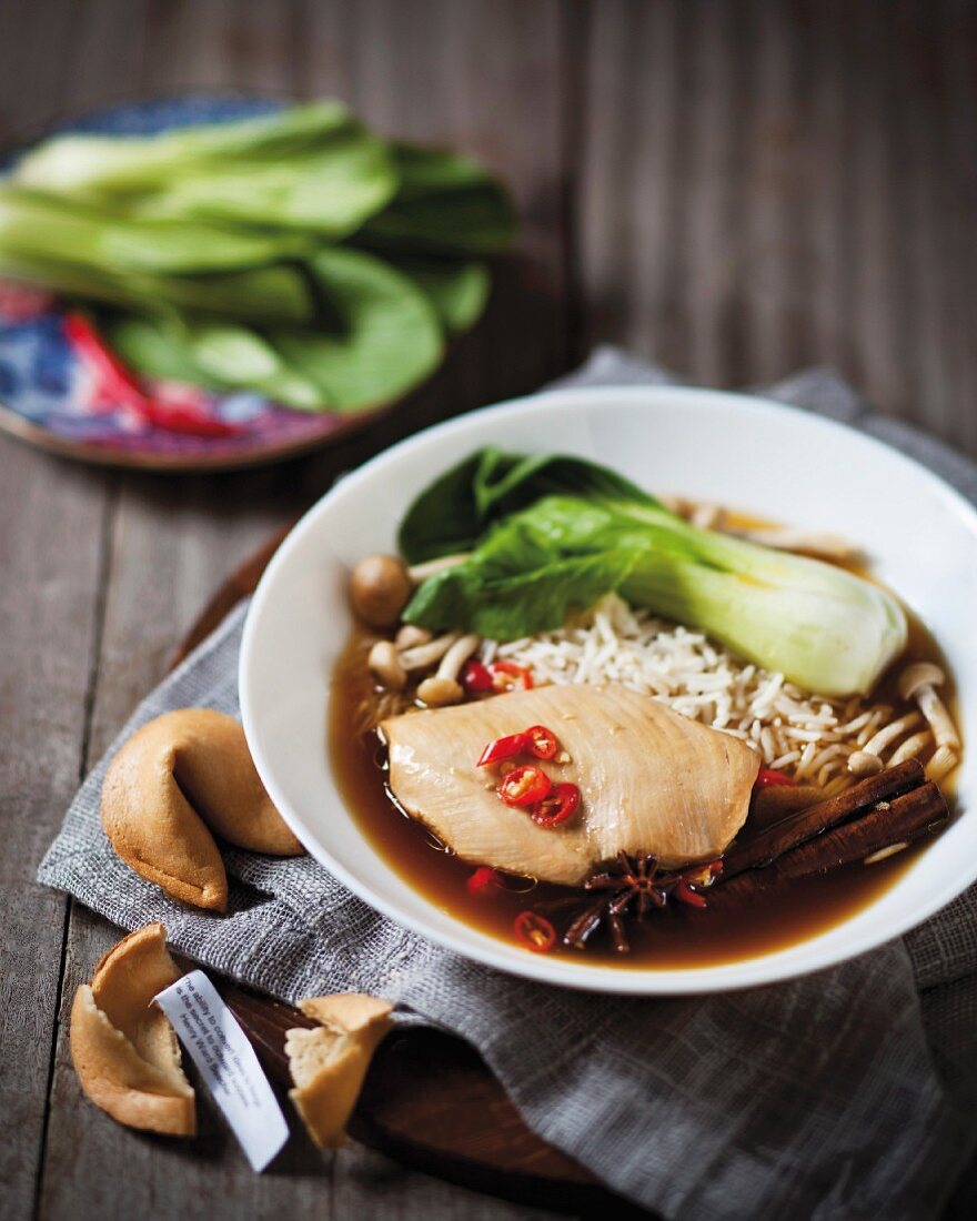 Pochiertes Hähnchenfleisch mit Reis und Pak Choi