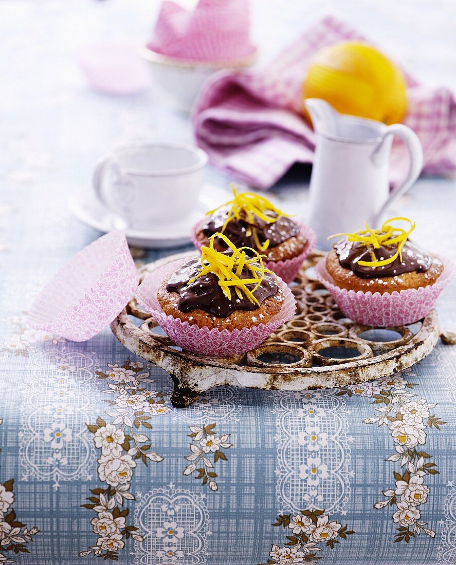 Cupcakes mit Schokoladencreme und Orangenzesten