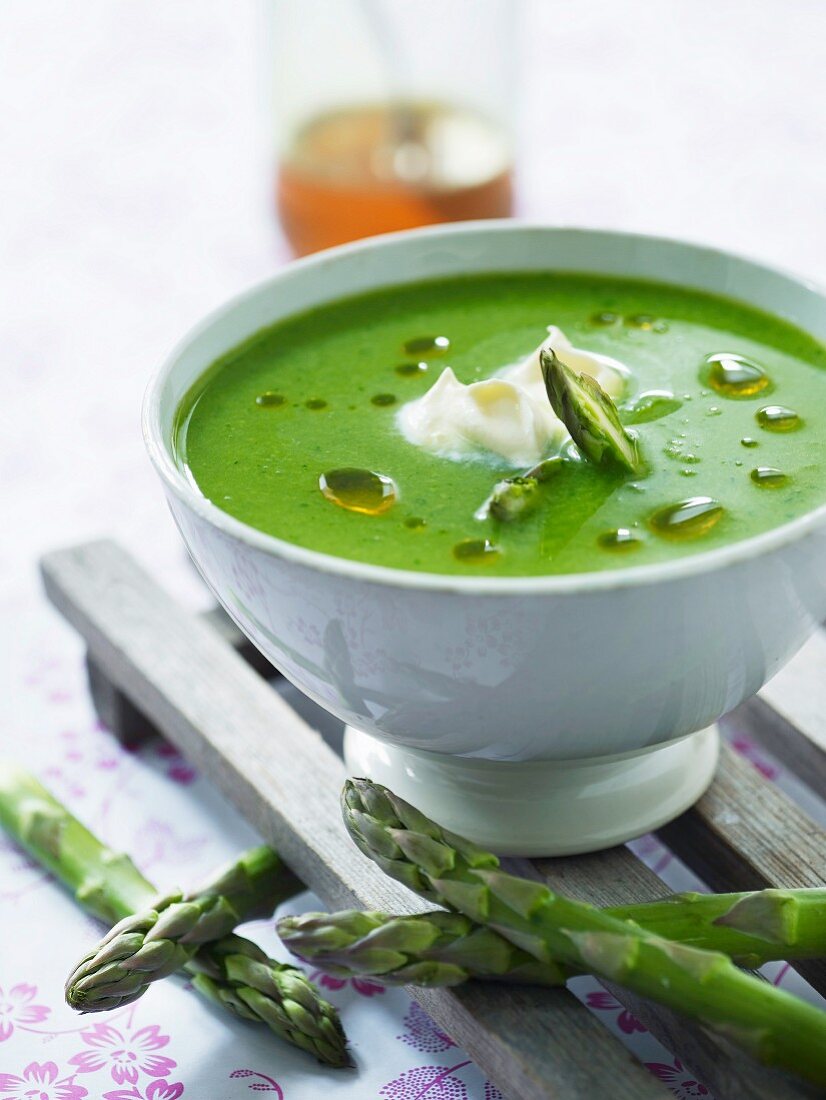 Green asparagus soup with olive oil