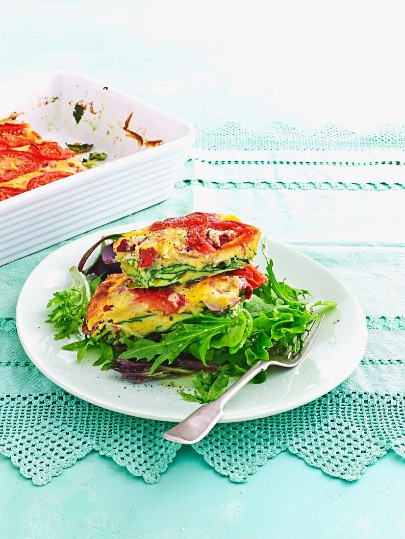 Schinken-Tomaten-Schnitten auf Salat