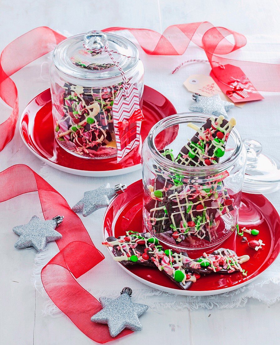 Bunte Weihnachtsschokolade in Gläsern