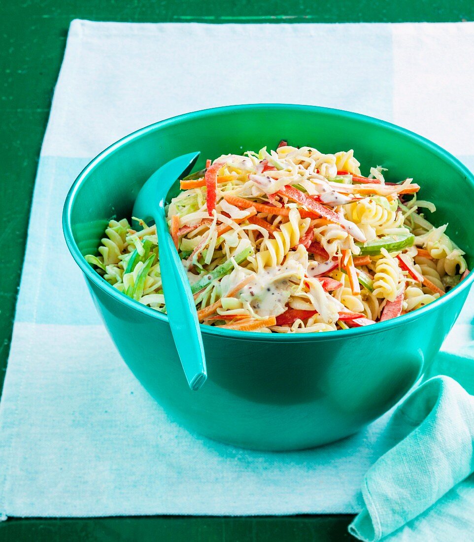 Coleslaw-Nudelsalat in einer Schüssel mit Plastiklöffel