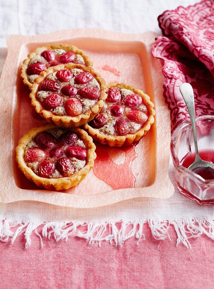 Glutenfreie Frangipane-Trauben-Torteletts mit Trauben-Kardamomsirup