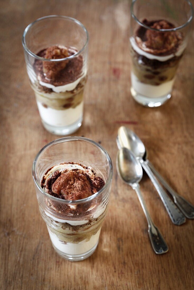 Zuckerfreies Rhabarber-Quark-Dessert mit geriebenem Vollkornbrot