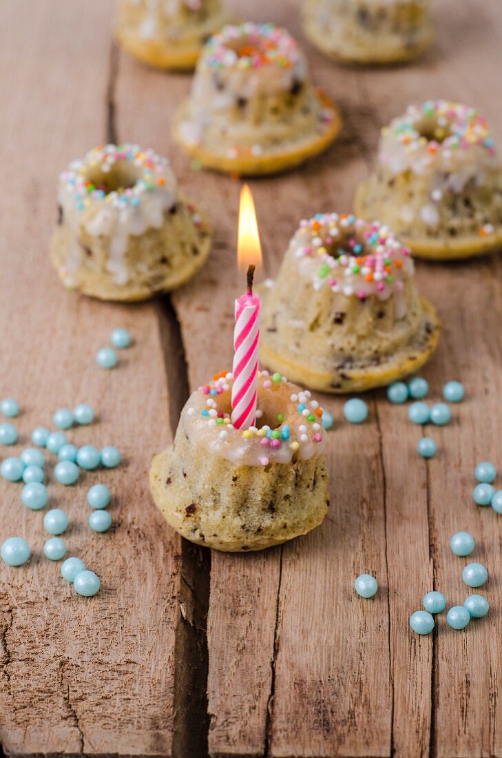 Mini vanilla marble cakes with a lighted candle