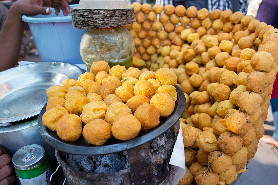 Imbiss-Stand mit frischen Batata Vada (Frittierte Kartoffelplätzchen, Indien)