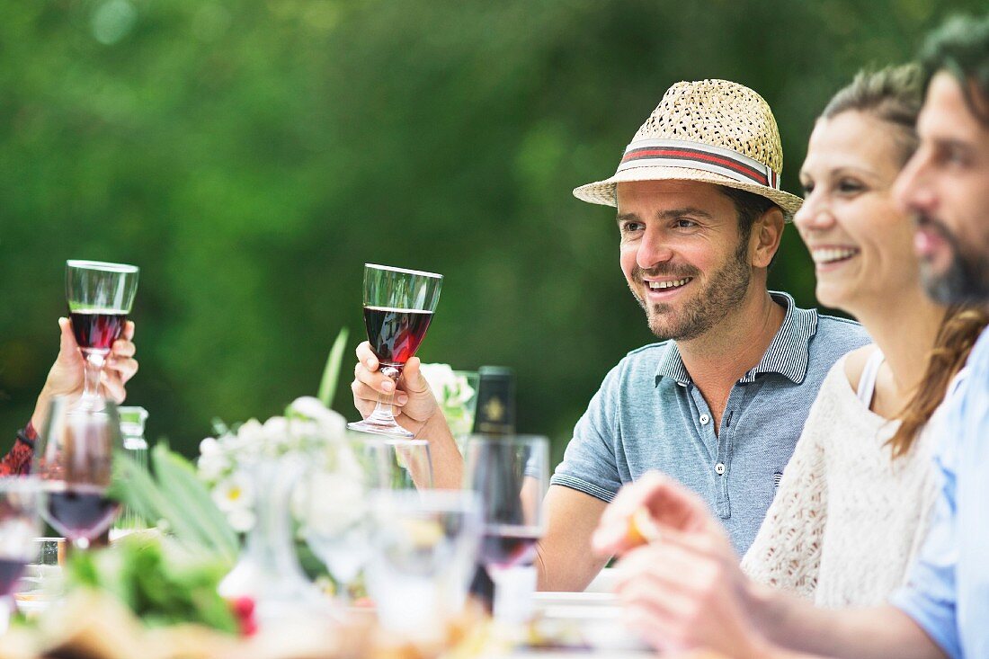 Lächelnde Menschen auf einer Gartenparty