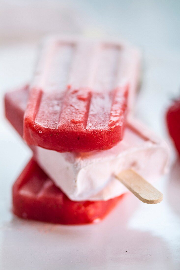 Erdbeer-Joghurt-Eis am Stiel (Close Up)
