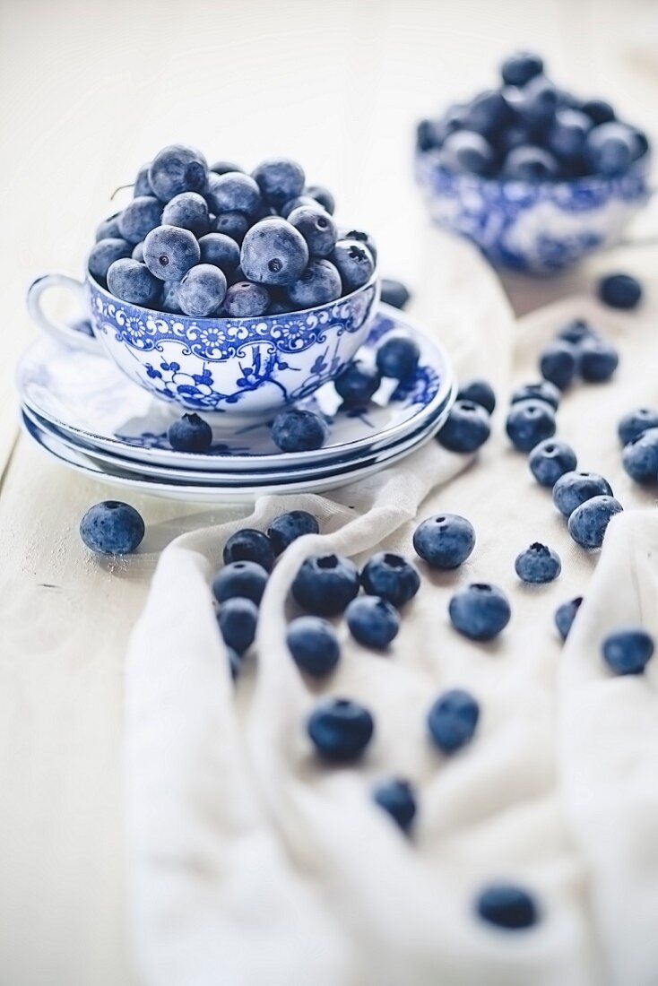 Blaubeeren in und um eine Teetasse