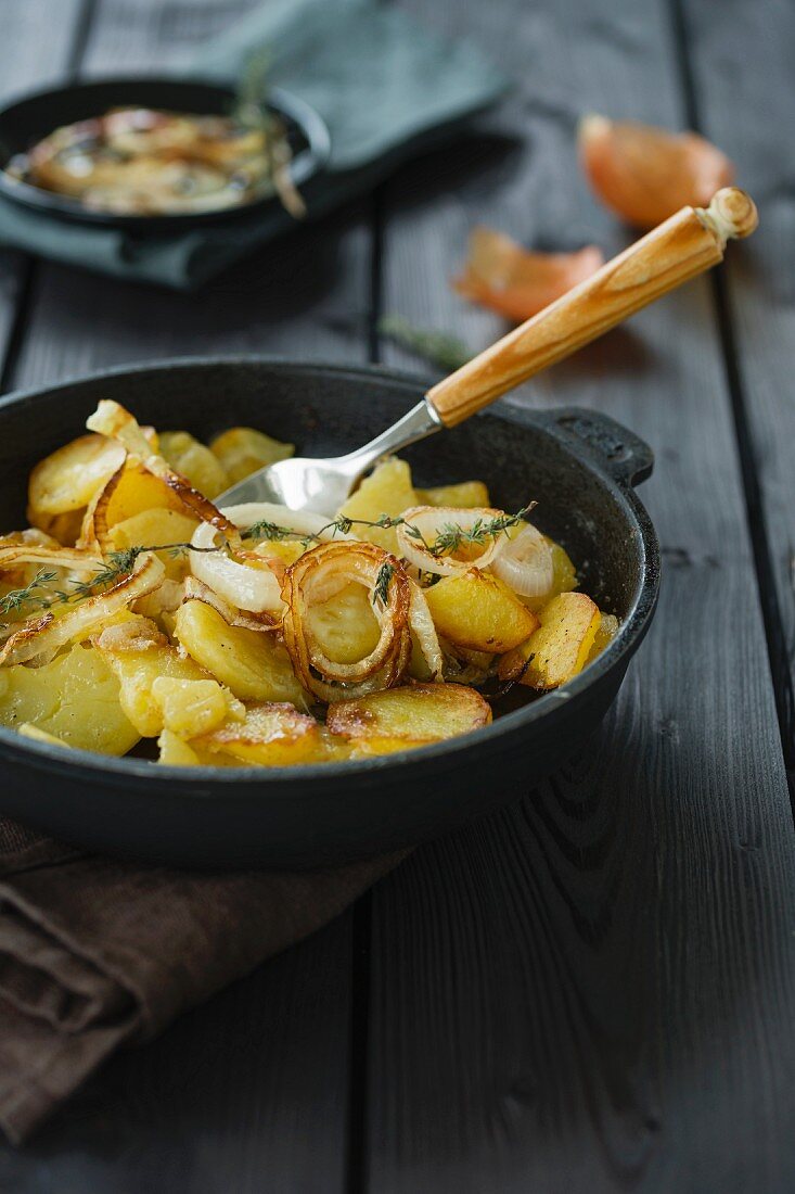 Bratkartoffeln mit Zwiebelringen und Thymian