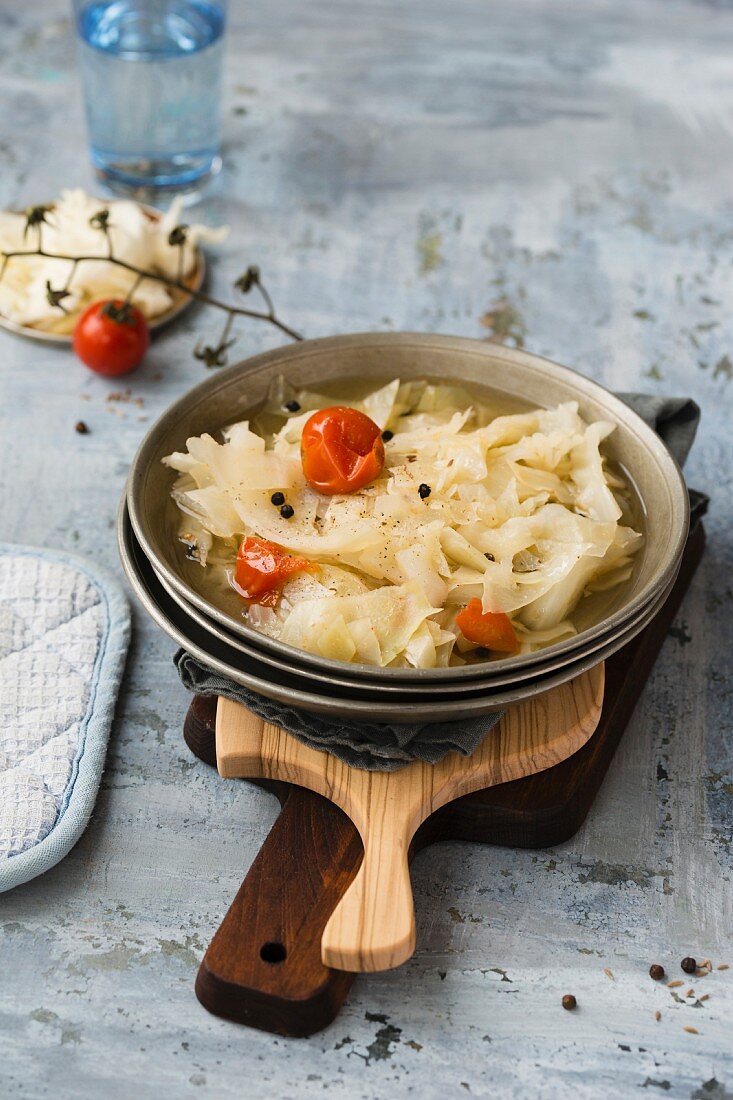 Cabbage stew with tomatoes and black pepper