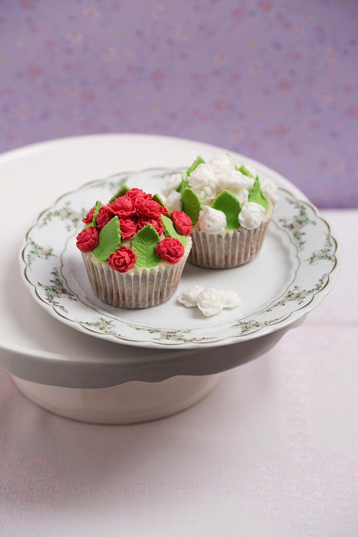 Cupcakes mit Rosenblüten-Fondant