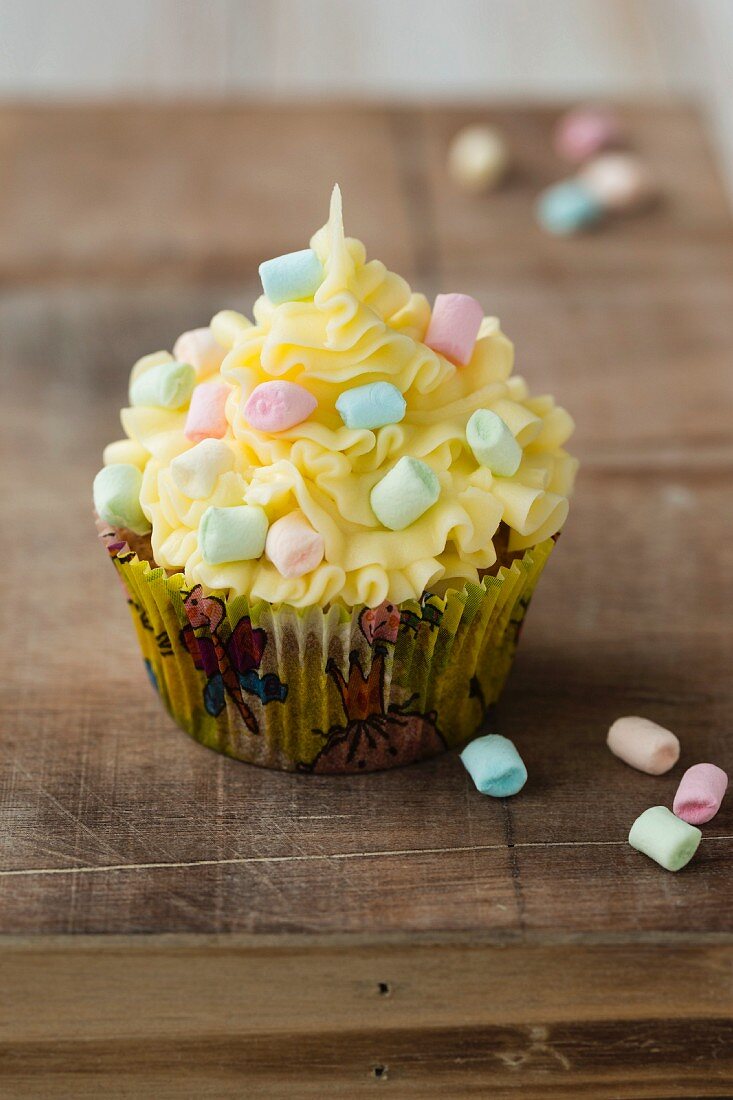 Cupcake mit gelber Buttercreme und Marshmallows